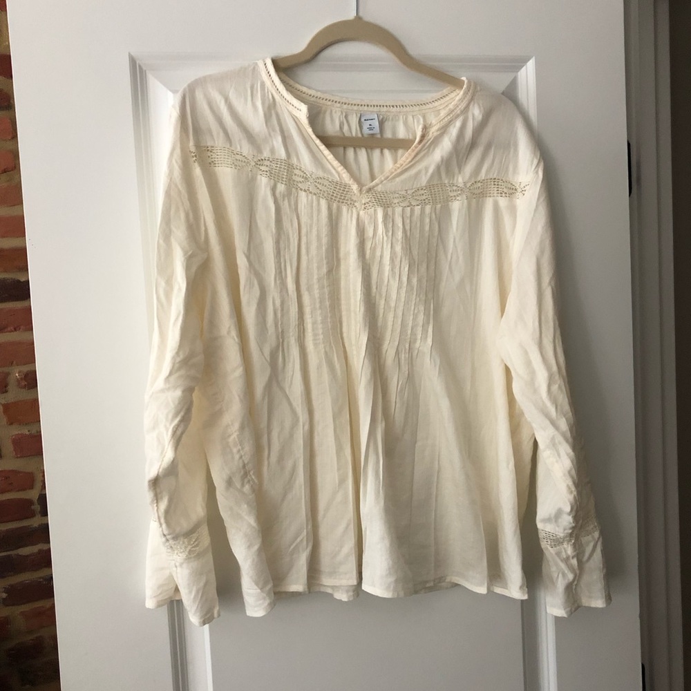 Lace trimmed embroidered split neck top (NWOT)